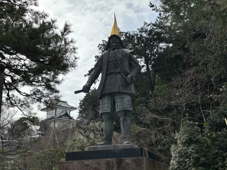 前田利家像と金沢城